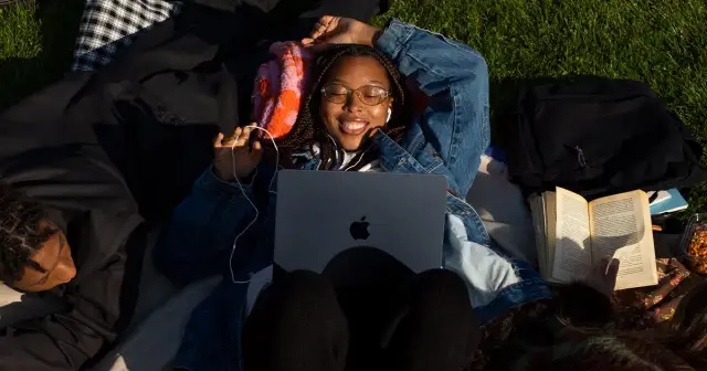 Ile wynosi zniżka edukacyjna Apple? Sprawdź, jak ją uzyskać