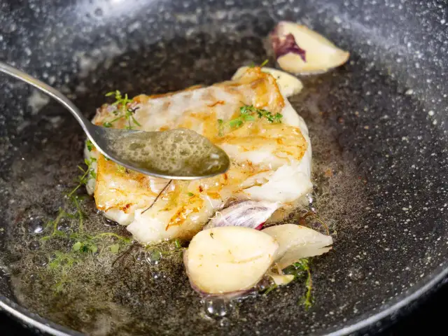 Jak idealnie usmażyć rybę na patelni? Prosty przewodnik