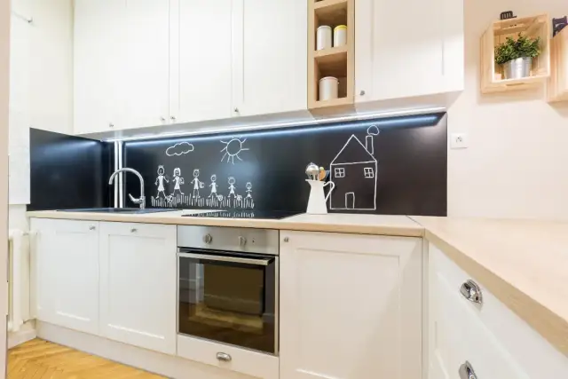 Farba w kuchni: Jaką wybrać? Trwała alternatywa dla płytek