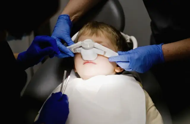Leczenie zębów pod narkozą u dzieci NFZ - gdzie i na jakich warunkach?