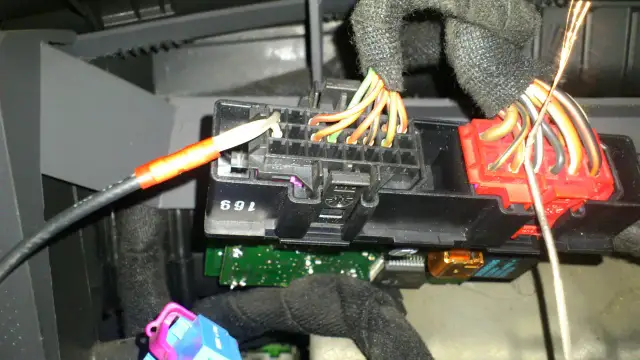 Gdzie jest sterownik centralnego zamka w Seat Ibiza – nie trać czasu na szukanie