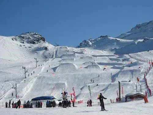 Przeszkody snowpark: poznaj rodzaje i funkcje, które musisz znać