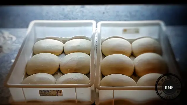 Ile powinno wyrastać ciasto na pizzę? Od 1,5 do 72h