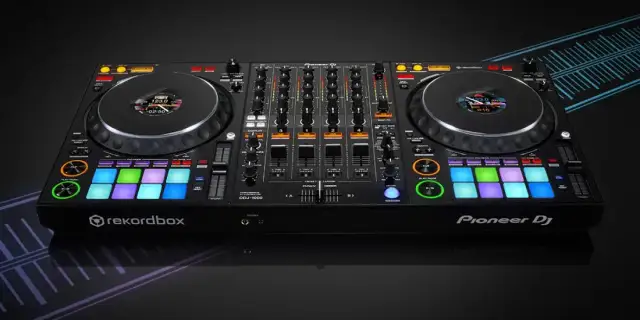Na czym gra DJ? Odkryj niezbędny sprzęt do miksowania muzyki