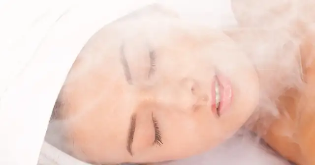 Para na twarz, relaks i odprężenie. Para wodna otula delikatnie skórę, nawilżając ją i przygotowując na dalsze zabiegi.