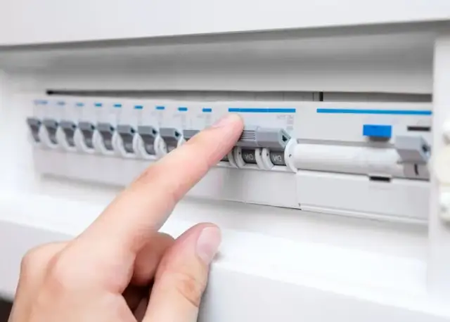 Przeniesienie skrzynki elektrycznej - legalnie i bezpiecznie