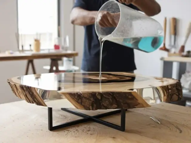 Stół z żywicy epoksydowej: jak zrobić? Poradnik krok po kroku i koszty