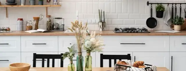 Biała kuchnia + drewniany blat: Jaki kolor ścian wybrać? Poradnik