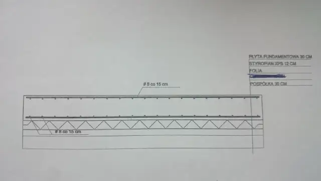 Schemat zbrojenia płyty fundamentowej 30 cm z siatką prętów #8 co 15 cm, izolacją XPS i folią.