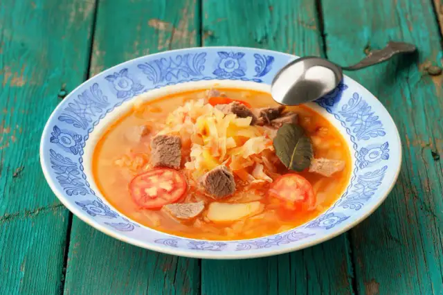 Czy pomidory pasują do kapuśniaku z młodej kapusty? Rozwiewamy wątpliwości!