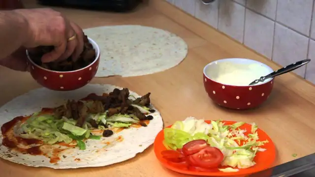 Jak zwinąć kebab w tortilli? Stabilny wrap bez wycieków!