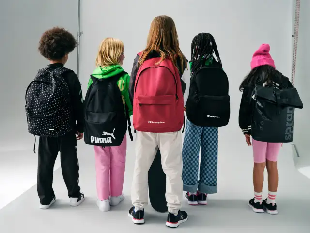 Dzieci z plecakami. Ważne, by plecak ucznia nie przekraczał 10-15% masy ciała.
