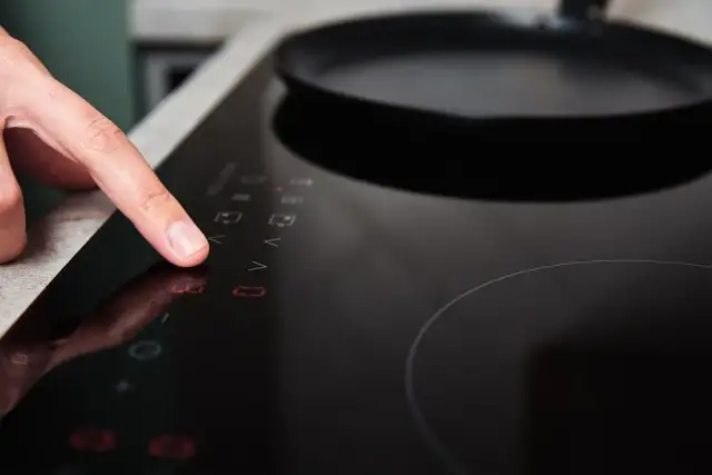 Płyta indukcyjna: Realne zużycie prądu i triki na niższe rachunki