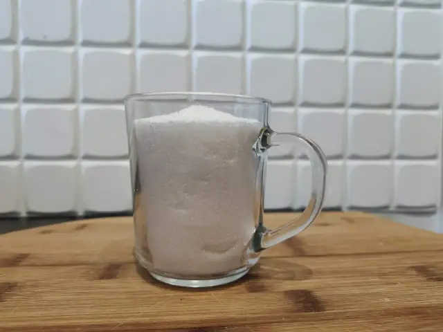 Ile gramów ma pół szklanki cukru? Pełna ściągawka dla kucharza