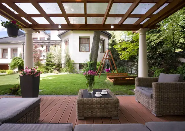 Czym pokryć dach altanki ogrodowej: 7 najlepszych materiałów