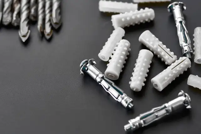 Montaż kotew stalowych: uniknij najczęstszych błędów i zyskaj trwałość