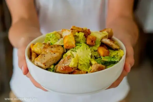 Jak zrobić grzanki do sałatki cezar, które zachwycą Twoich gości