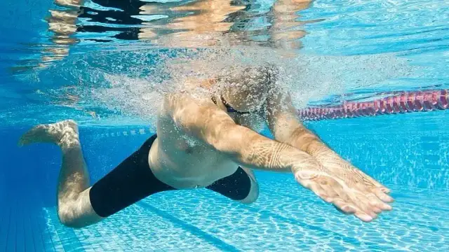 Pływanie żabką – jakie mięśnie pracują i jak je wzmocnić?