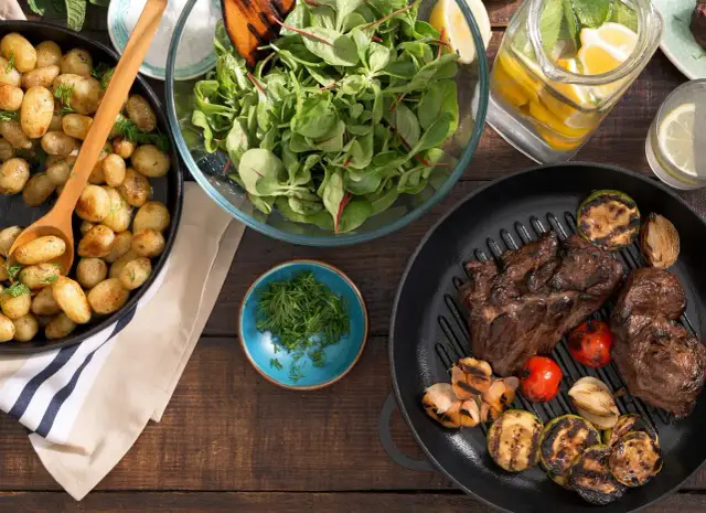 Najlepsze sałatki do steka, które zachwycą Twoje podniebienie