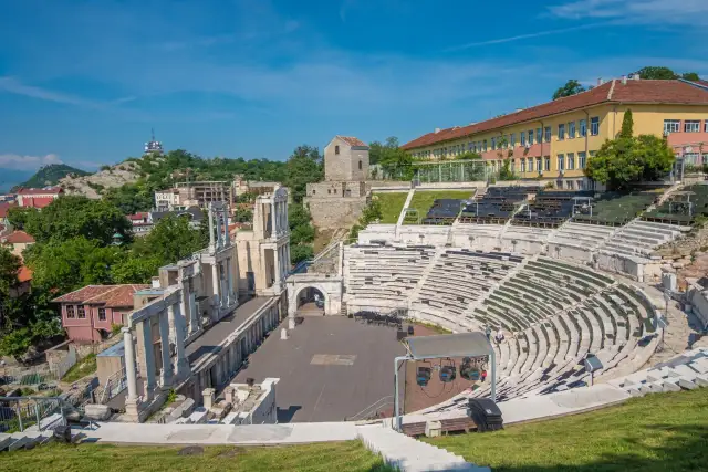 Starożytny teatr w Plovdiv, Bułgaria, z widokiem na miasto i wzgórza.
