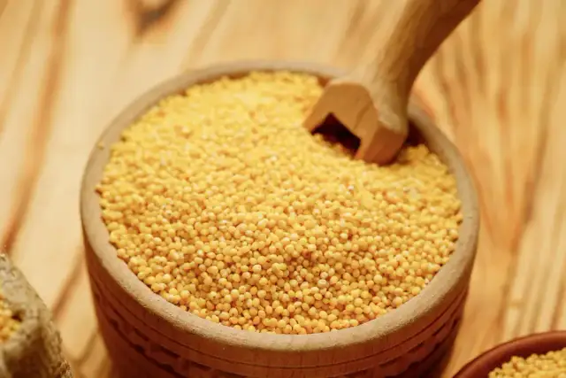 Czy kasza jaglana tuczy? Odkryj prawdę o jej wpływie na wagę