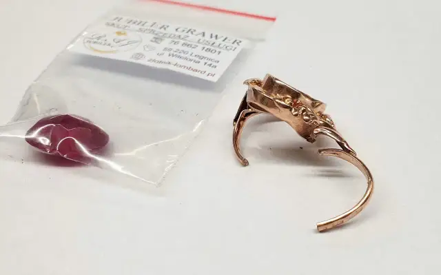 Obrączka nie schodzi? Koszt przecięcia i naprawy u jubilera (30-400 zł)