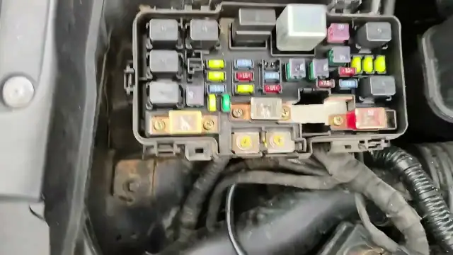 Gdzie są bezpieczniki w hondzie CR-V i jak je łatwo znaleźć