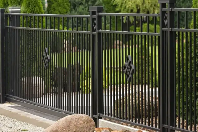 Gdzie zgłosić uszkodzenie ogrodzenia, aby uniknąć problemów?