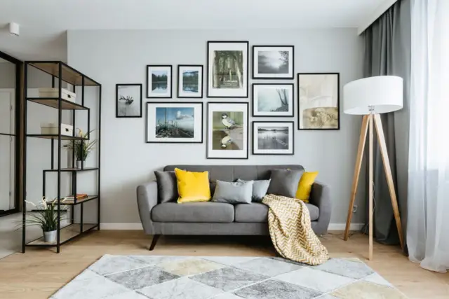 Odmień salon: Co powiesić na ścianę? Pomysły i trendy