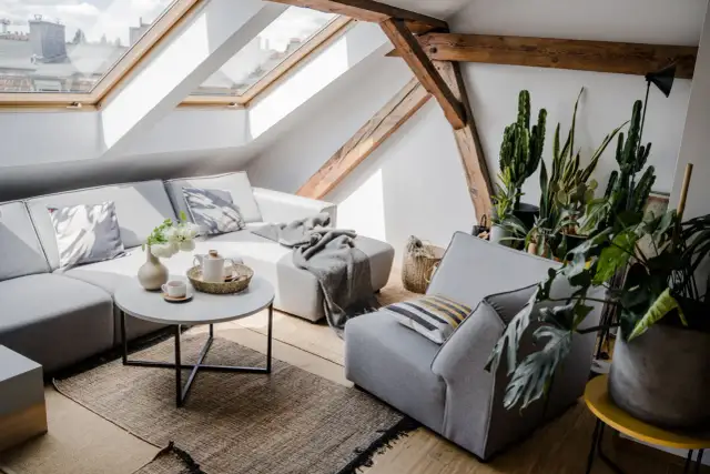 Jak zagospodarować poddasze ze skosami? Praktyczne porady i inspiracje