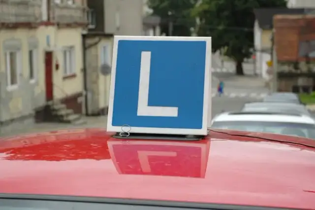 Czy kursant może dostać mandat? Sprawdź, co grozi podczas nauki jazdy