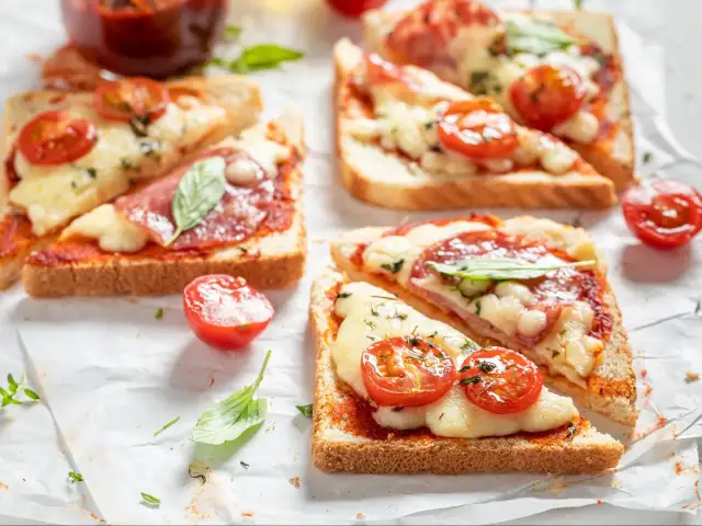 Szybka zapiekanka na chlebie tostowym – pyszne przepisy na każdą okazję