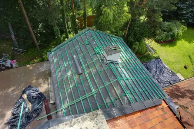 Dach w trakcie remontu, widoczna więźba i membrana. Czy wymiana krokwi wymaga pozwolenia na budowę?