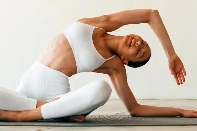 Hot joga: co to jest? Korzyści, ryzyka i jak zacząć