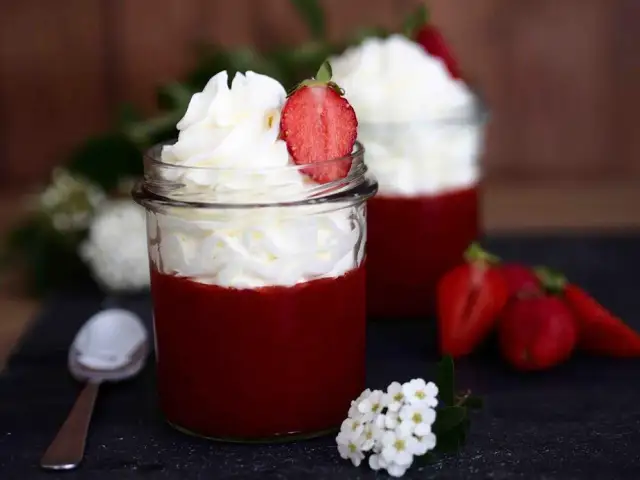 Ile chłodzić śmietanę w zamrażarce? Sekret idealnej bitej śmietany