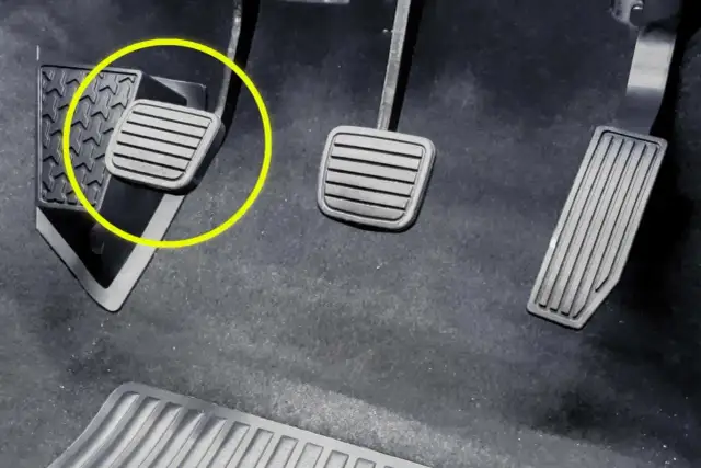 Zółtym kółkiem zaznaczono pedał gazu. Wciskam gaz, obroty rosną, a auto nie przyspiesza. Coś jest nie tak.