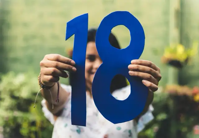 Poetyckie życzenia na 18 urodziny, które wzruszą każdego jubilata