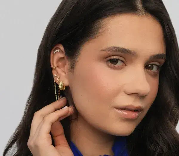 Jakie kolczyki do rozpuszczonych włosów? Poradnik i trendy