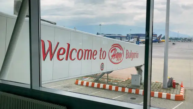 Witamy w Bułgarii! Czas na wakacje, a pytanie "ile się leci do Bułgarii" znika, gdy widzisz ten napis na rękawie lotniskowym.