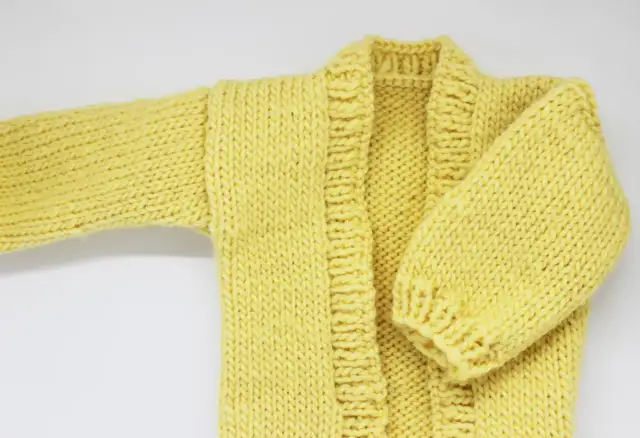 Jak wszyć rękawy do swetra? Perfekcyjny szew materacowy krok po kroku