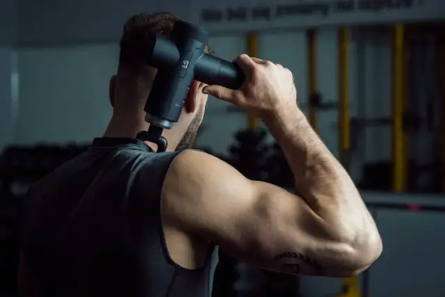 Jak używać pistoletu do masażu? Poradnik krok po kroku