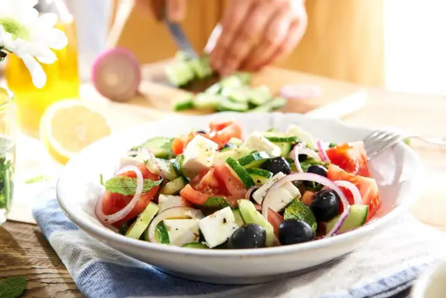 Co do sałatki greckiej? Odkryj składniki, które zachwycą smakami