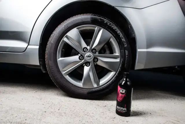 Czym nabłyszczyć opony, aby uzyskać trwały i efektowny połysk?