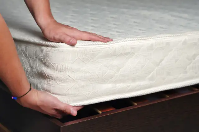 Materac na śmietnik? Sprawdź, jak legalnie go utylizować!