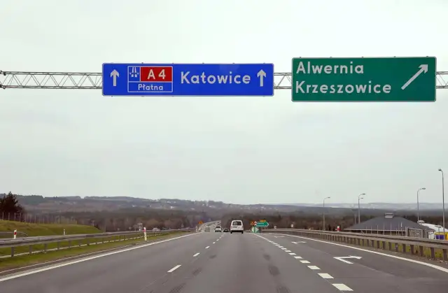 Znak drogowy autostrady A4 z kierunkami na Katowice, Alvernia i Krzeszowice.