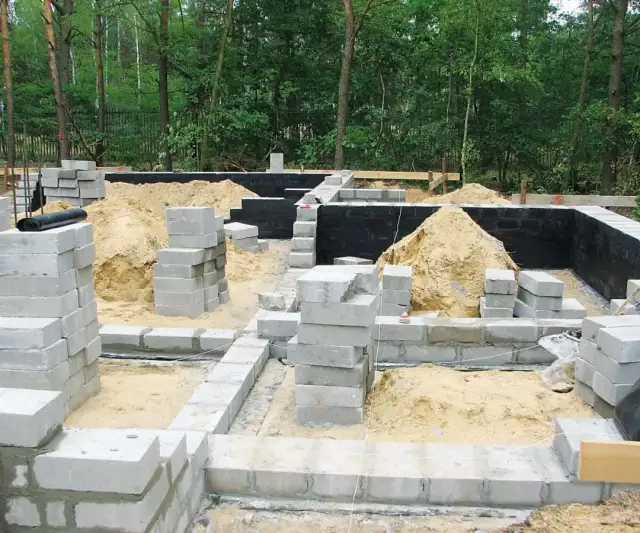 Czym malować ściany fundamentowe, aby uniknąć kosztownych błędów?