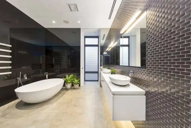 Ile bierze glazurnik za łazienkę? Sprawdź ceny i czynniki wpływające na koszty