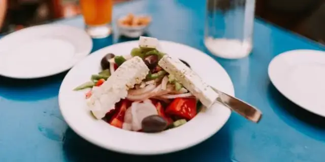 Co warto zjeść w Grecji? Odkryj tradycyjne smaki, które zachwycą