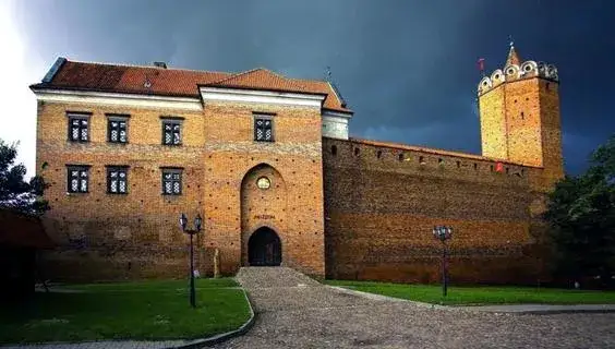 Zamek królewski w Łęczycy: historia, tajemnice i atrakcje turystyczne