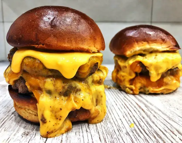 Jak przygotować mrożone hamburgery, by uniknąć błędów w kuchni